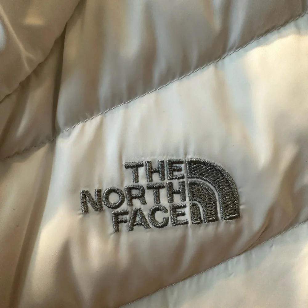 SOLD DONT BUY Like new north face 550 puffer vest - Picture 6 of 10